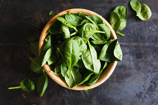 Spinat - 5 überraschende [natürliche Lebensmittel] gegen Sodbrennen (2022) und ein leckerer Smoothie